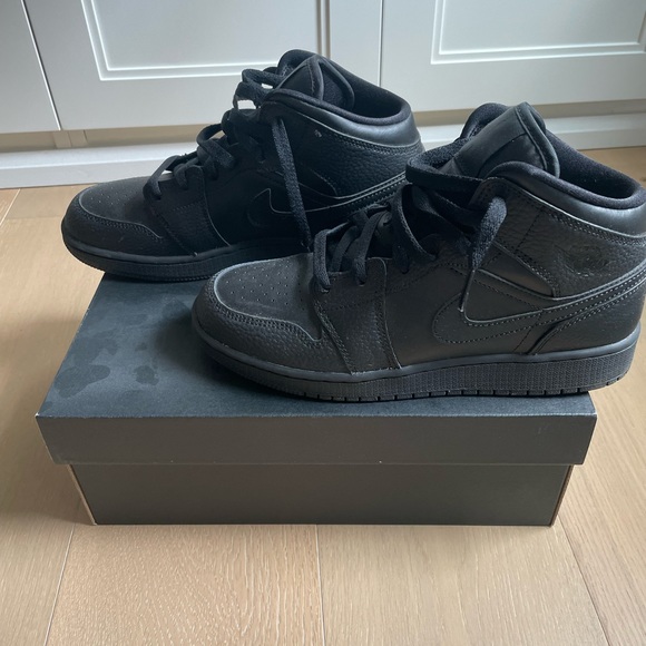 Air Jordan 1 Mid All Black 6.5 Youth 7.5 Women WORN ONCE - Picture 6 of 9